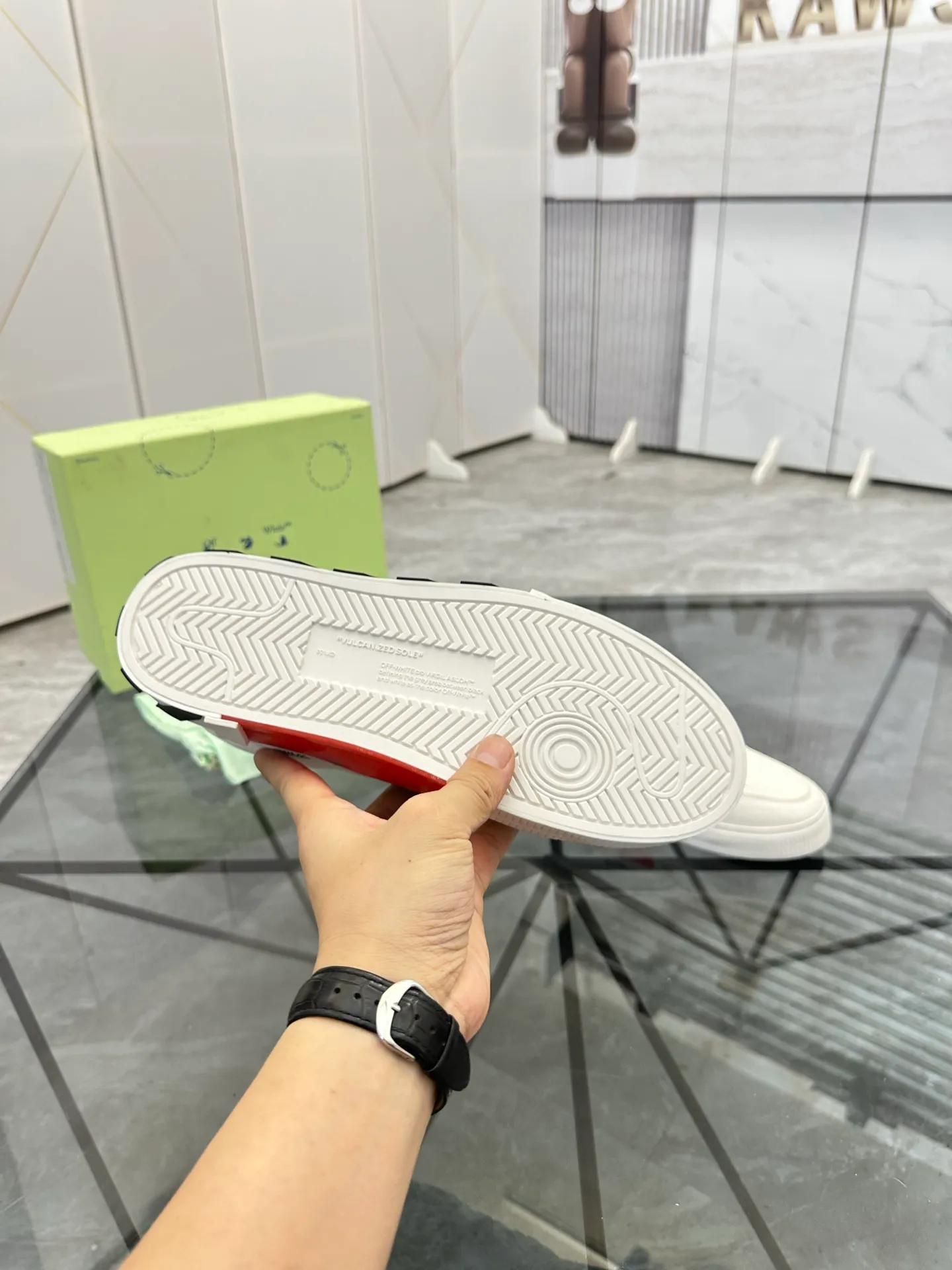 Selling men's shoes 💰: 💰P440¥ Product trademark: OFF WHITE *"OFF WHITE*" low-top casual shoes Regular size: 35-45 (can be customized to 46) Couple style Product materials: original material from the upper counter, breathable lining, original outsole. No.: H203